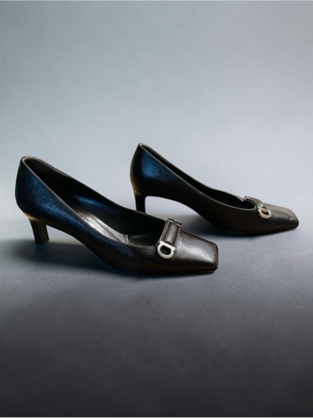 SALVATORE FERRAGAMO BROWN SILVER HARDWARE HEELS SIZE 8 C